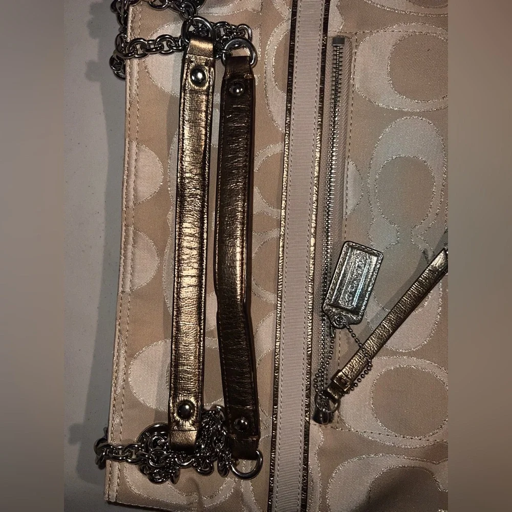 👜 Coach Neutral Logo Chain Bag